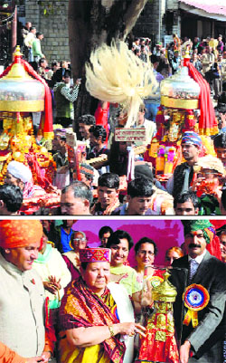 (Above) Devotees throng Chauhta Bazar during Shivratri festivities; (below) Mandi DC Devesh Kumar presents a memento to Governor Urmila Singh in Mandi on Thursday