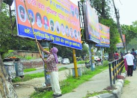 The Municipal Corporation is losing lakhs of rupees because of its failure to finalise the time limit of the contract for short-term advertisements