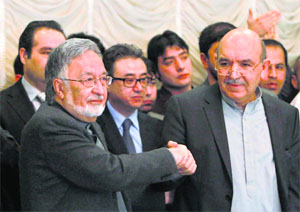 Afghan President's brother Qayum Karzai (R) with fellow presidential candidate Zalmai Rassoul during a news conference in Kabul on Thursday.