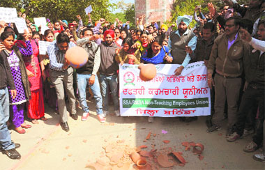 Members of the SSA/RMSA Non-Teaching Staff Union hold protest in Bathinda on Friday. 