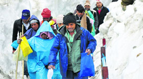Pilgrims head towards the Amarnath shrine.