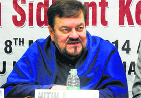 Singer Nitin Mukesh addresses the media in Ludhiana on Friday.