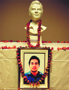 Aman Satya Kachroos statue being unveiled at the DRPGMC, Tanda, in Kangra on Saturday.