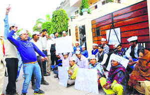 AAP workers gather outside Savita Bhatti's residence in Sector 19 to persuade her to reconsider her decision of not contesting the Lok Sabha elections. 