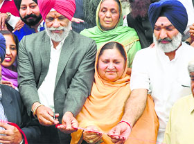 Akali candidate DS Dhillon (in blue turban) opens his office in Patiala