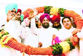 PPCC president Partap Singh Bajwa (centre) and other party leaders at a Congress rally in Khadoor Sahib