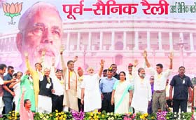 BJP's Prime Ministerial candidate Narendra Modi with retired Army chief VK Singh and others during the Ex-servicemen rally in Rewari