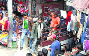A crowd puller: Bollywood actor Arshad Warsi shoots for his film "Guddu Rangeela" in Shimla on Sunday