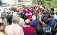 Members of the Cantonment Stall Owners Association take out a protest march in Kasauli on Monday.