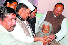 Uttrakhand Congress spokesperson Dhirendra Pratap offers juice to Baba Bamrara, a statehood agitator, in Dehradun on Tuesday to end his fast