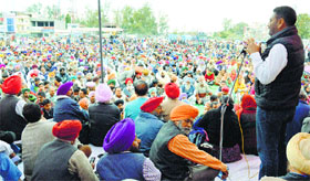 Members of the Punjab Ate UT Mulazam Sangharsh Committee hold a rally at Dana Mandi in Ludhiana on Tuesday.