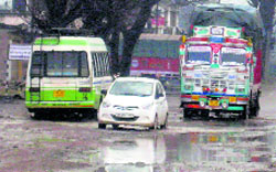 Vehicles ply on the damaged patch of a road between Sundernagar and Mandi on Wednesday. Photo by writer