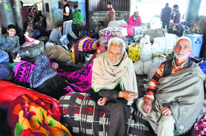 Srinagar-bound passengers stranded in Jammu due to the closure of the Jammu-Srinagar national highway.