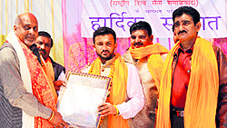 Shiv Sena Samajwadi president Kamlesh Bhardwaj (left) honours Vishal Dutta, vice-president of the state unit, in Amritsar on Friday.