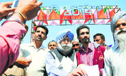 HS Phoolka, Aam Aadmi Party candidate from the Ludhiana Lok Sabha seat, interacts with farmers at the Kisan Mela. Tribune Photo: Himanshu Mahajan