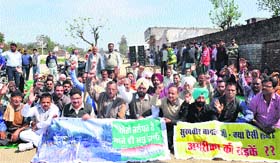 Congress leaders hold a protest in Jalandhar on Saturday