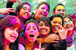 Girls warm to the festival of Holi