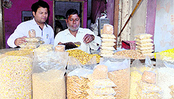 Grains roasted at the six-decade-old oven (bhatti) in Mata Rani Wali Gali are a hit with customers in Bathinda