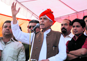 Congress candidate Pawan Kumar Bansal addresses a rally at Sector 20, Chandigarh, on Sunday. 