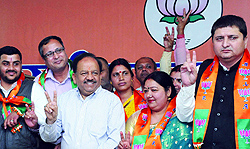 Delhi BJP president Dr Harsh Vardhan with some of the Delhi Pradesh JD (U) leaders who join the saffron party in New Delhi on Tuesday