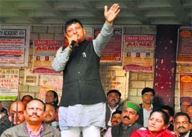 Cong workers welcome Rajinder Rana at the main bus stand chowk in Una on Tuesday