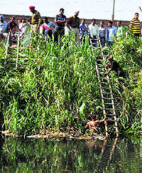 Divers search for the victims body in Buddha Nullah