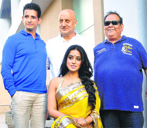 Sharman Joshi, Anupam Kher, Mahie Gill and Satish Kaushik