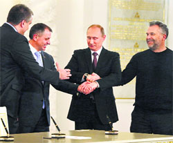 Russian President Vladimir Putin, Crimeas Prime Minister Sergei Aksyonov (left), parliamentary speaker Vladimir Konstantinov (2nd from left) and Sevastopol Mayor Alexei Chaliy shake hands in Moscow on Tuesday after signing the treaty. 