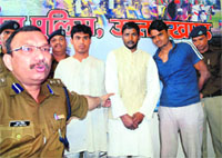 The SSP on Wednesday presents the accused who murdered a Dehradun-based property dealer in front of the medi and the weapons used during the crime. A Tribune photograph 