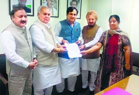 (Second from left) Mohinder Singh Kaypee, MP and chairman of the Grievances and Damage Control Committee, along with other members of the committee submit the panel report to AICC general secretary and in charge, Punjab affairs, Shakeel Ahmed (centre)