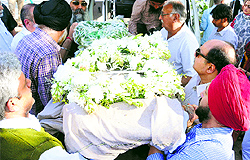 The writers mortal remains being taken for cremation in New Delhi on Thursday