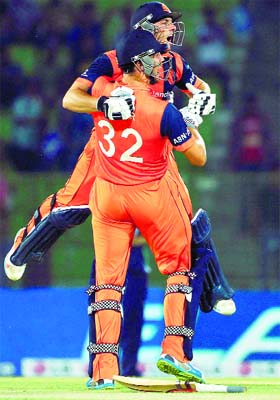Wesley Barresi is lifted by Ben Cooper as The Netherlands make it to the Super-10 on Friday