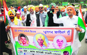 Aam Admi Party, Amritsar unit, organised a march on foot to commemorate the martyrdom day of Bhagat Singh, Rajguru and Sukhdev