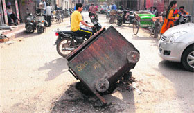 The garbage-pickingtrolley of the MC dumped in an uncovered manhole near DAV College