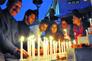 Residents pay tributes to Shaheed Bhagat Singh, Sukhdev and Rajguru on Shaheedi Diwas in Dharamsala on Sunday