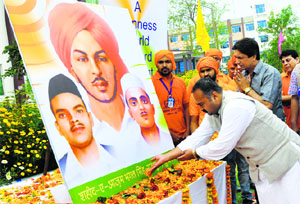 Great-grandson of Rajguru Shantanu Rajguru pays floral tributes to martyrs in Karnal on Sunday