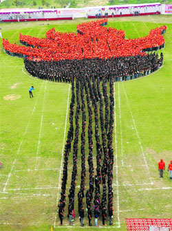 Volunteers form a human image of a torch to set a new Guinness World Record to observe 84th martyrs day of Bhagat Singh, Rajguru and Sukhdev organized by NIFAA at Bastara in Karnal district on Sunday. 