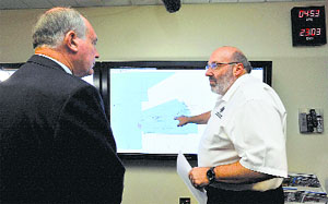 Australias Deputy PM Warren Truss (L) talks to a rescue operation team head in Canberra on Sunday