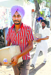 Alleged SAD workers carry liquor cases in Ghanaur near Patiala