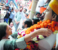 CPI-M leader Brinda Karat pays floral tributes to martyr Sukhdev Thapar at his ancestral house in Ludhiana on Sunday.