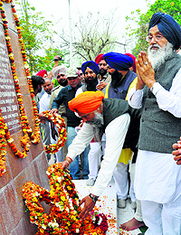Chief Minister Parkash Singh Badal pays tribute to Bhagat Singh in Khatkar Kalan on Sunday