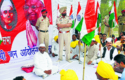 Anti-corruption crusader Anna Hazare at a rally in Hussainiwala on Sunday