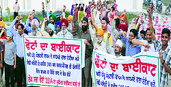 Residents of Ward number 17 in Sirhind protest on Sunday