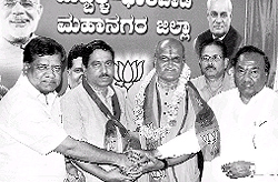 Pramod Muthalik (centre) joins the BJP in Hubli on Sunday