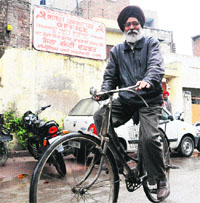 CPI candidate Rattan Singh Randhawa leaves the party office on his cycle in Amritsar on Monday.