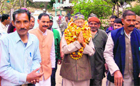 Former Chief Minister and BJP candidate from the Pauri Garhwal constituency Bhuwan Chander Khanduri campaigns for the Lok Sabha elections in Devprayag on Monday.