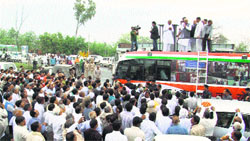 Chief Minister Bhupinder Singh Hooda being welcomed at Jatheri village during his roadshow in Sonepat district on Monday. Photo: BS Malik
