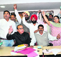 Congress councillors hold a protest against Mayor Sunil Jyoti for not discussing the budget during the MC House meeting in Jalandhar on Monday.