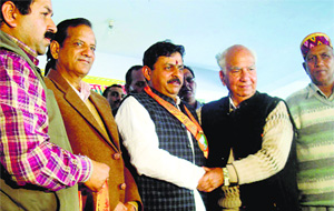 Arun Mehra (Kukka) with former CM Shanta Kumar after joining the BJP at Nagrota Bagwan on Tuesday.
