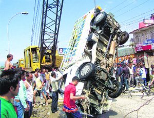 A vehicle that fell into a BBMB canal being taken out by a crane in Sundernagar on Tuesday.